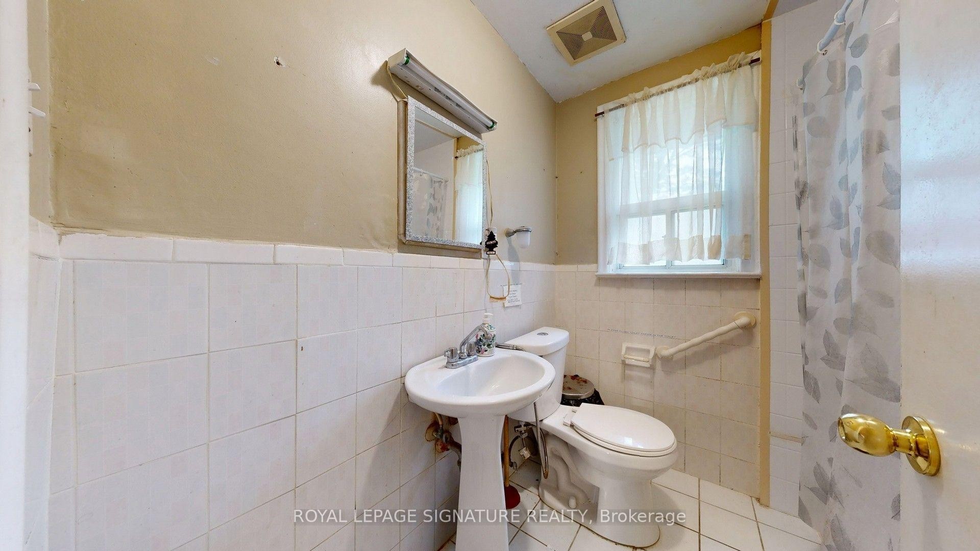 256 Ferris Road, Toronto, ON - Indoor Photo Showing Bathroom