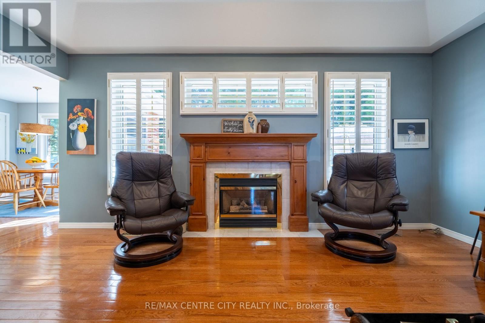 61 Aberdeen Drive, Middlesex Centre (Coldstream), ON - Indoor Photo Showing Living Room With Fireplace