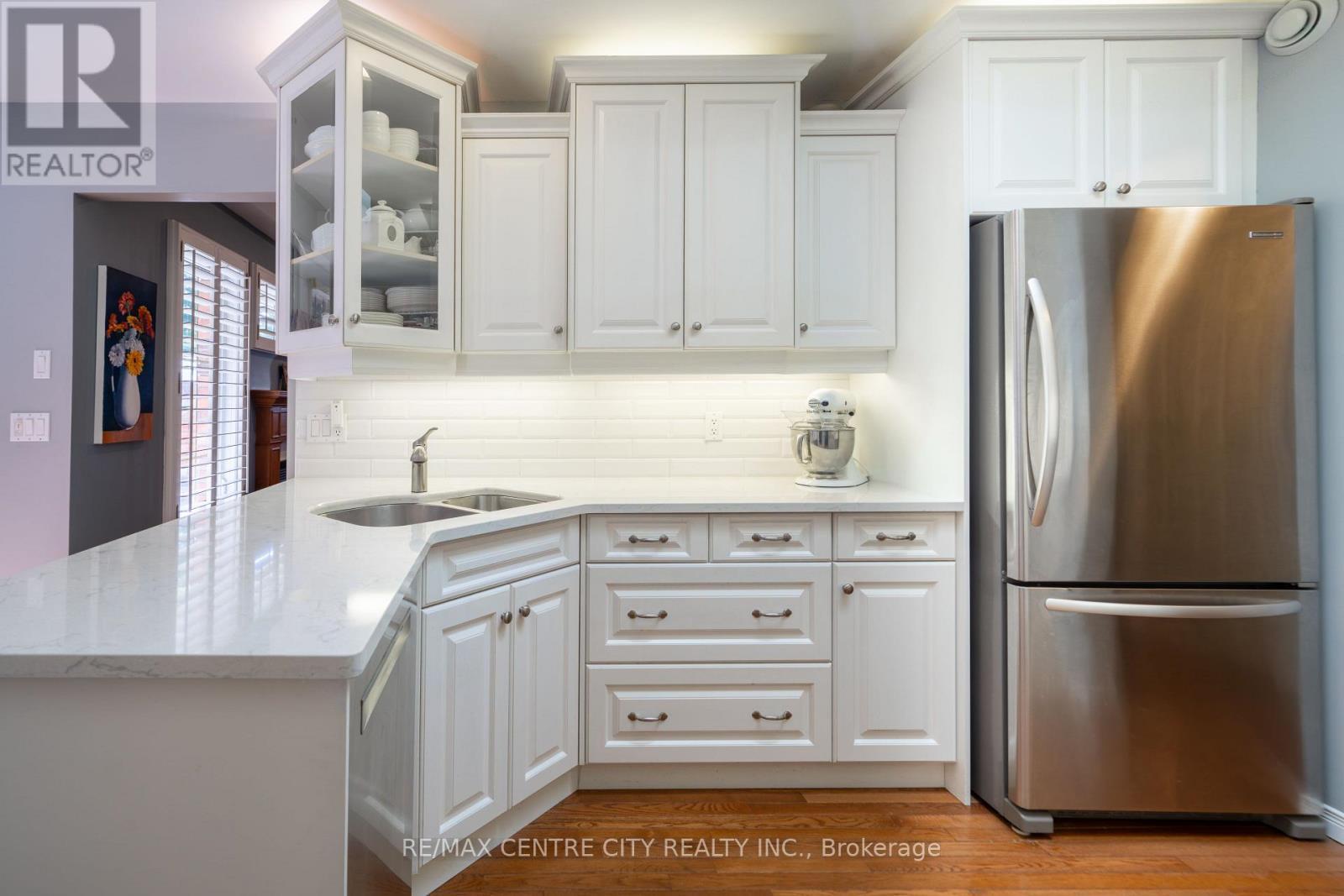 61 Aberdeen Drive, Middlesex Centre (Coldstream), ON - Indoor Photo Showing Kitchen With Upgraded Kitchen