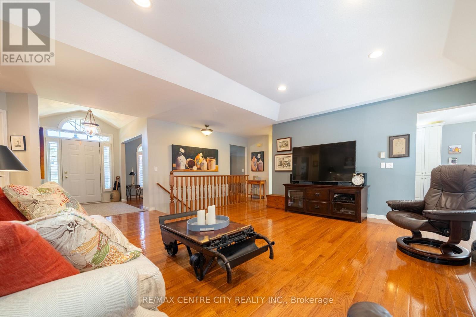 61 Aberdeen Drive, Middlesex Centre (Coldstream), ON - Indoor Photo Showing Living Room