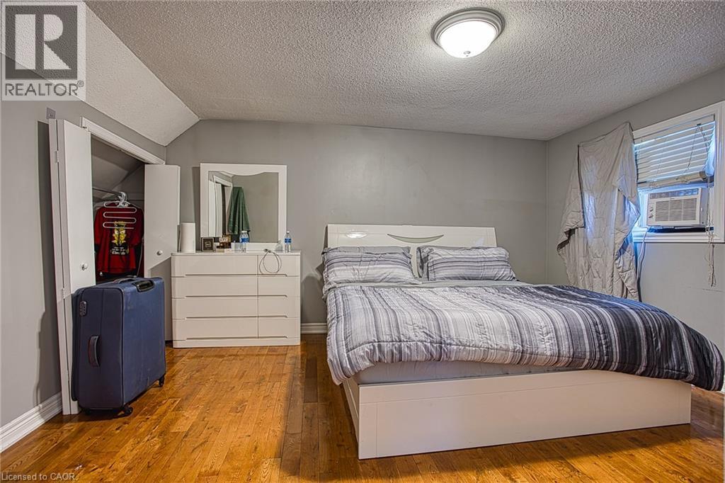 99 Mohawk Road W, Hamilton, ON - Indoor Photo Showing Bedroom