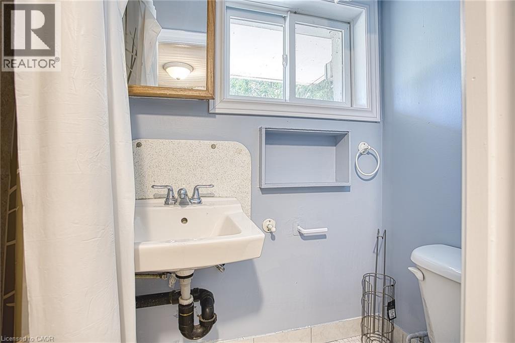 99 Mohawk Road W, Hamilton, ON - Indoor Photo Showing Bathroom