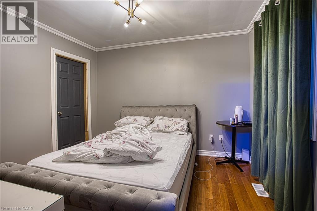 99 Mohawk Road W, Hamilton, ON - Indoor Photo Showing Bedroom