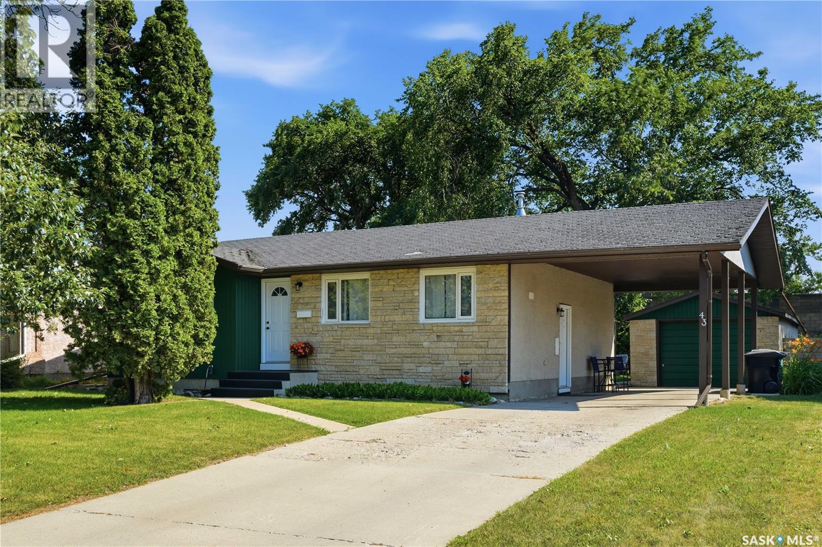 43 Columbia Drive, Saskatoon, SK - Outdoor
