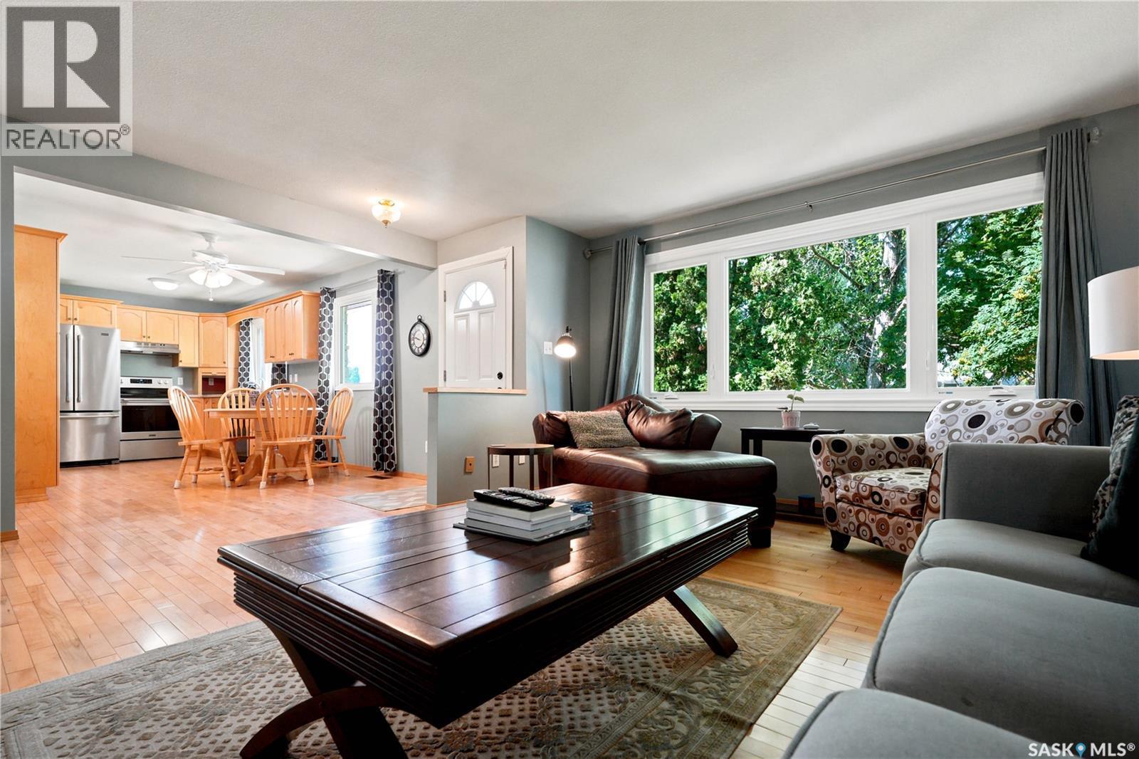 43 Columbia Drive, Saskatoon, SK - Indoor Photo Showing Living Room