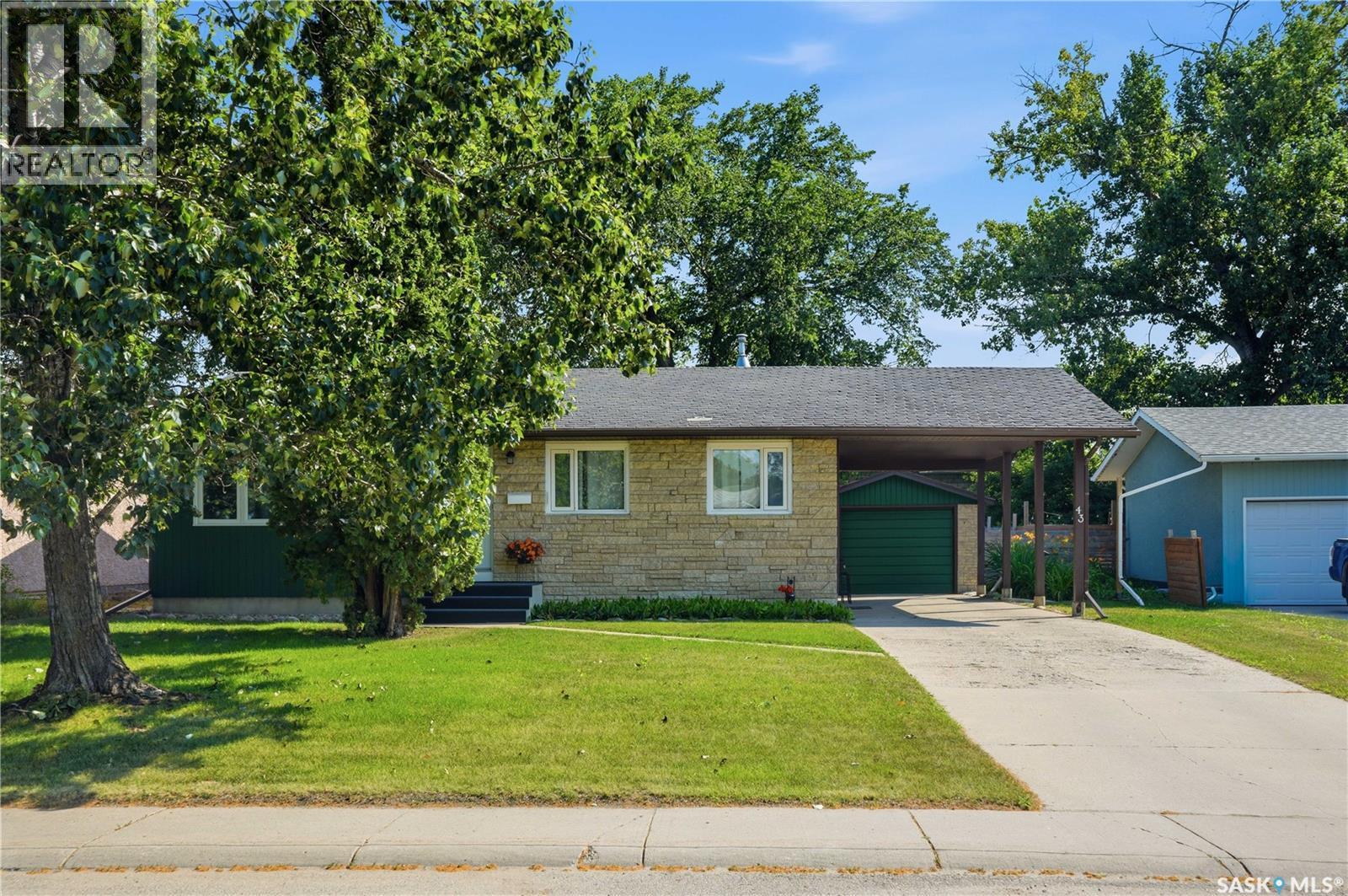 43 Columbia Drive, Saskatoon, SK - Outdoor