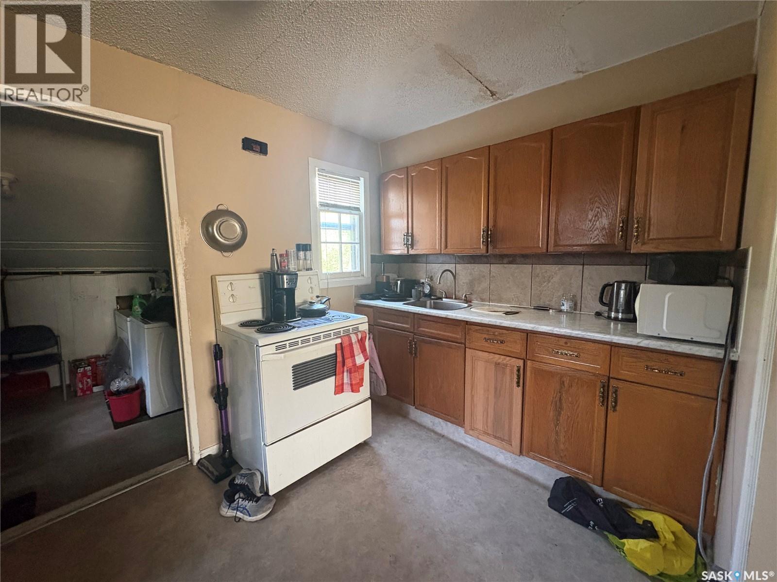 921 Argyle Street, Regina, SK - Indoor Photo Showing Kitchen With Double Sink