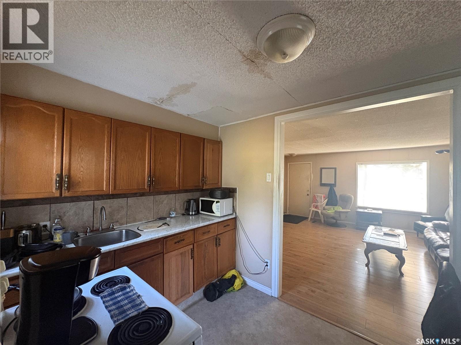 921 Argyle Street, Regina, SK - Indoor Photo Showing Kitchen