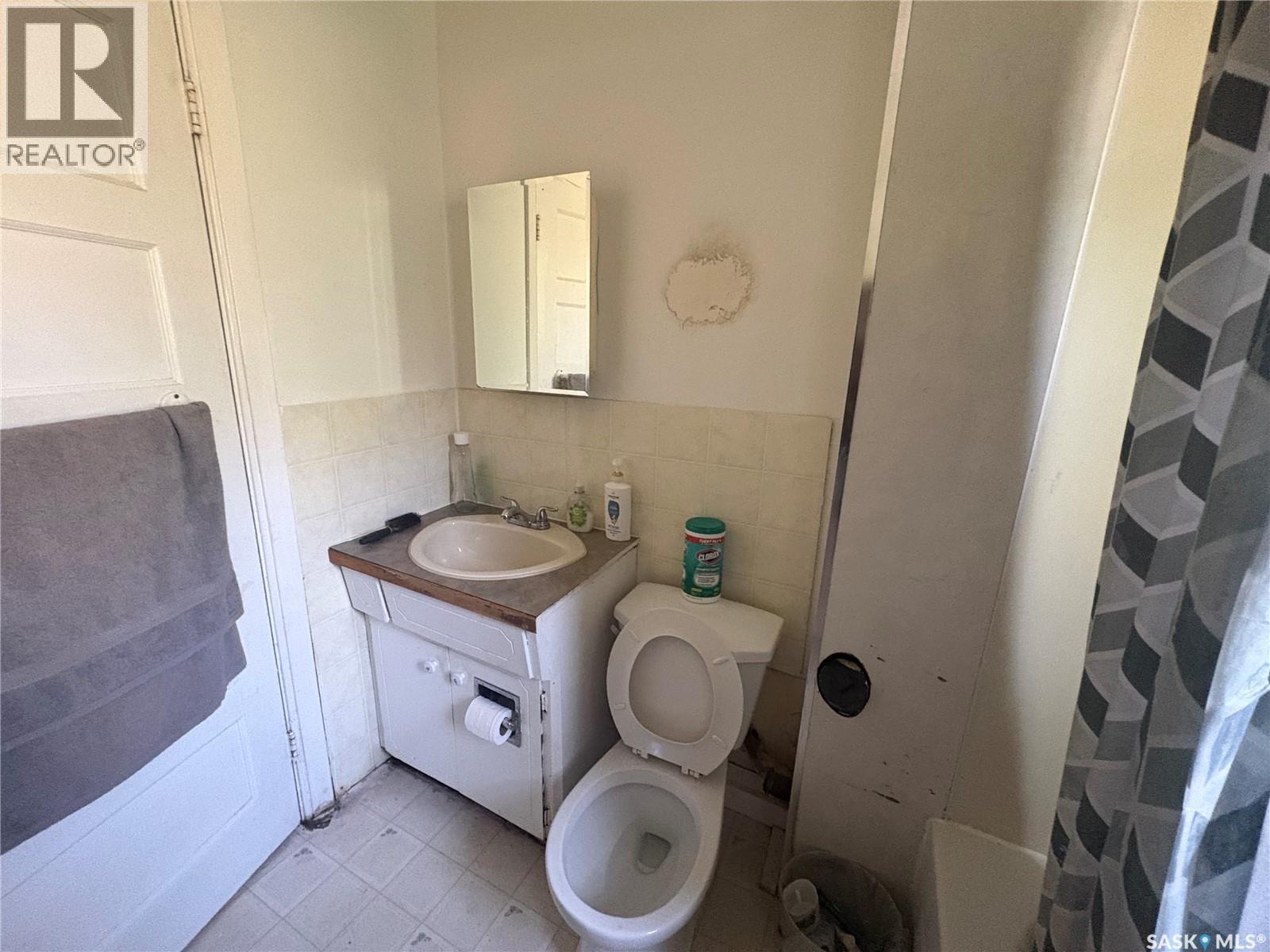 921 Argyle Street, Regina, SK - Indoor Photo Showing Bathroom