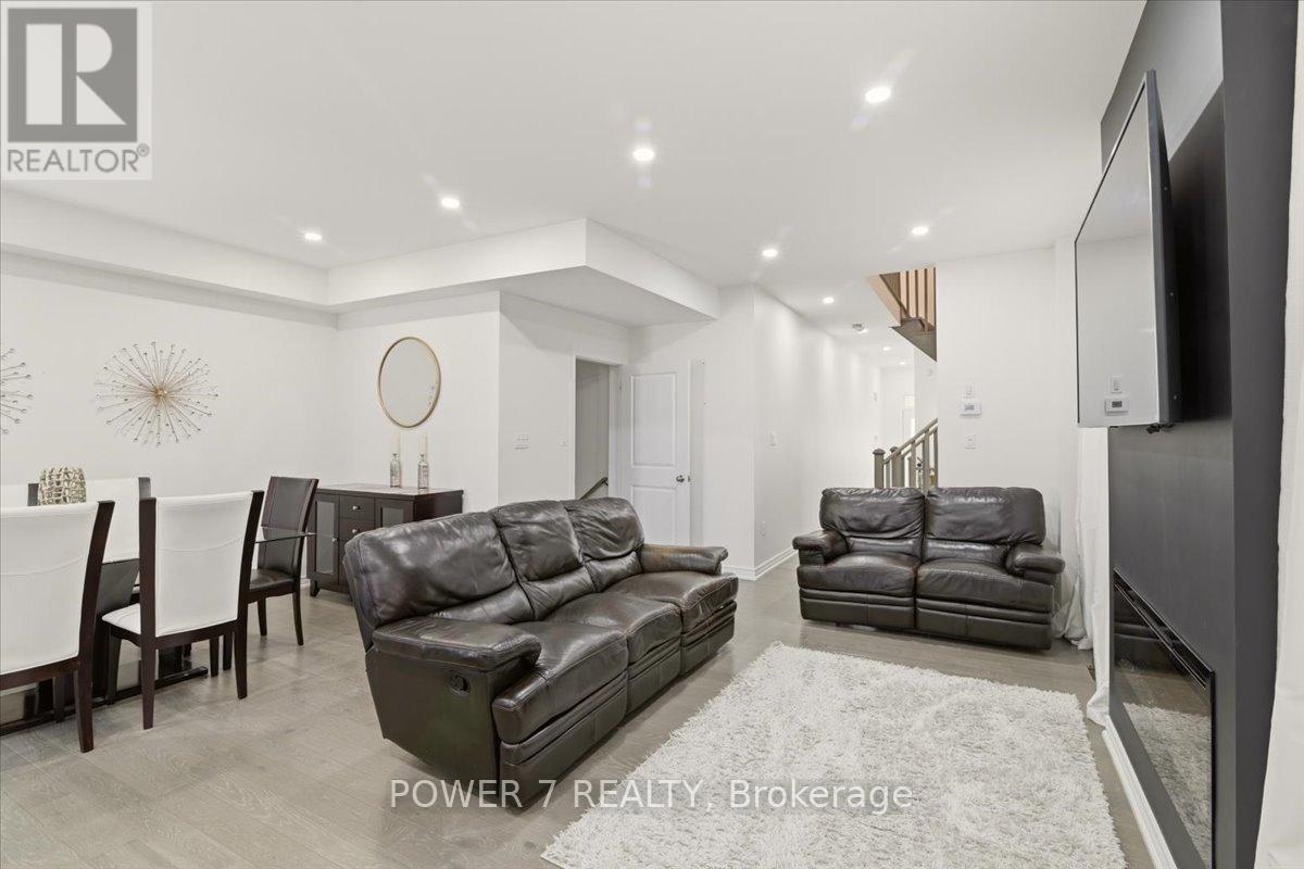 94 Conarty Crescent, Whitby, ON - Indoor Photo Showing Living Room