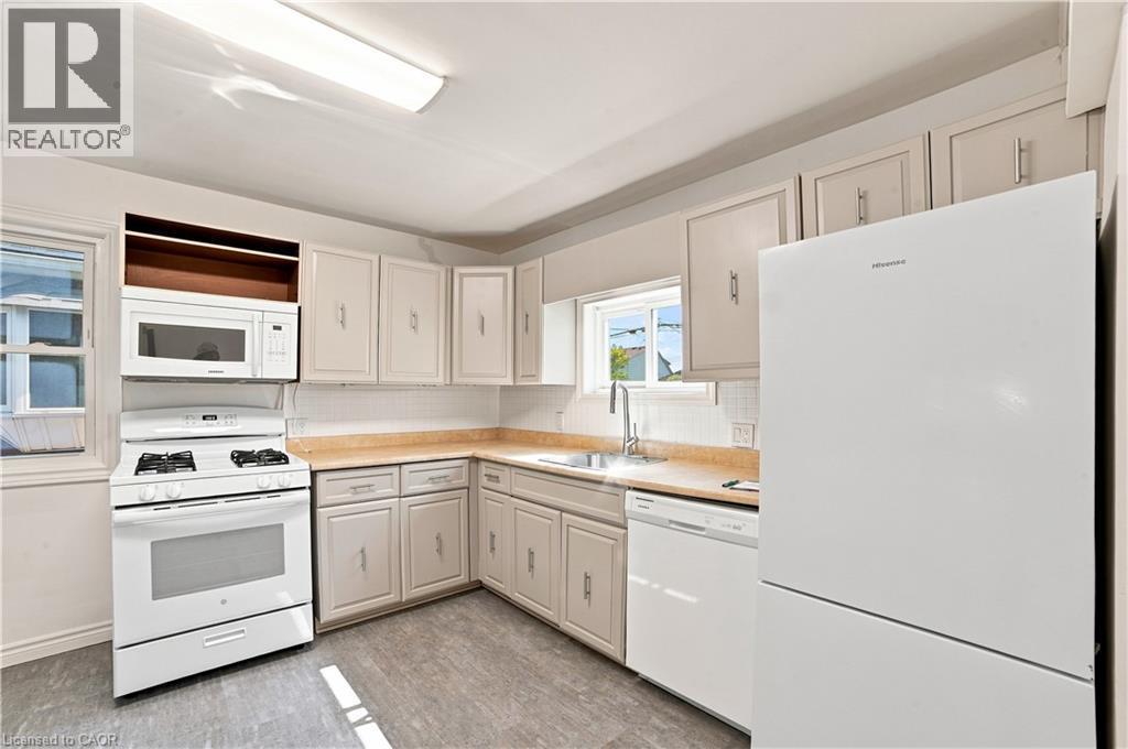 156 Tragina Avenue N, Hamilton, ON - Indoor Photo Showing Kitchen