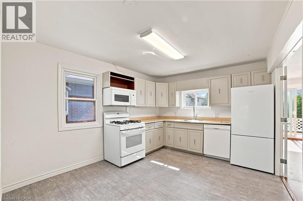 156 Tragina Avenue N, Hamilton, ON - Indoor Photo Showing Kitchen