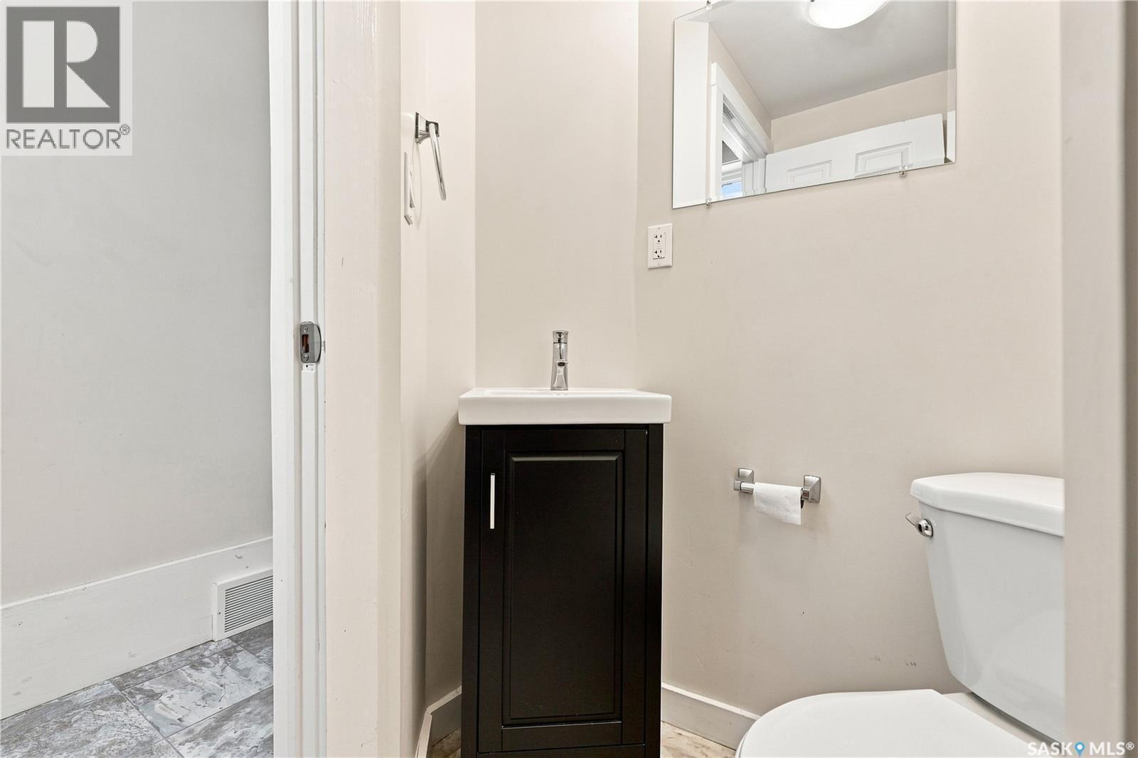 431 G Avenue S, Saskatoon, SK - Indoor Photo Showing Bathroom