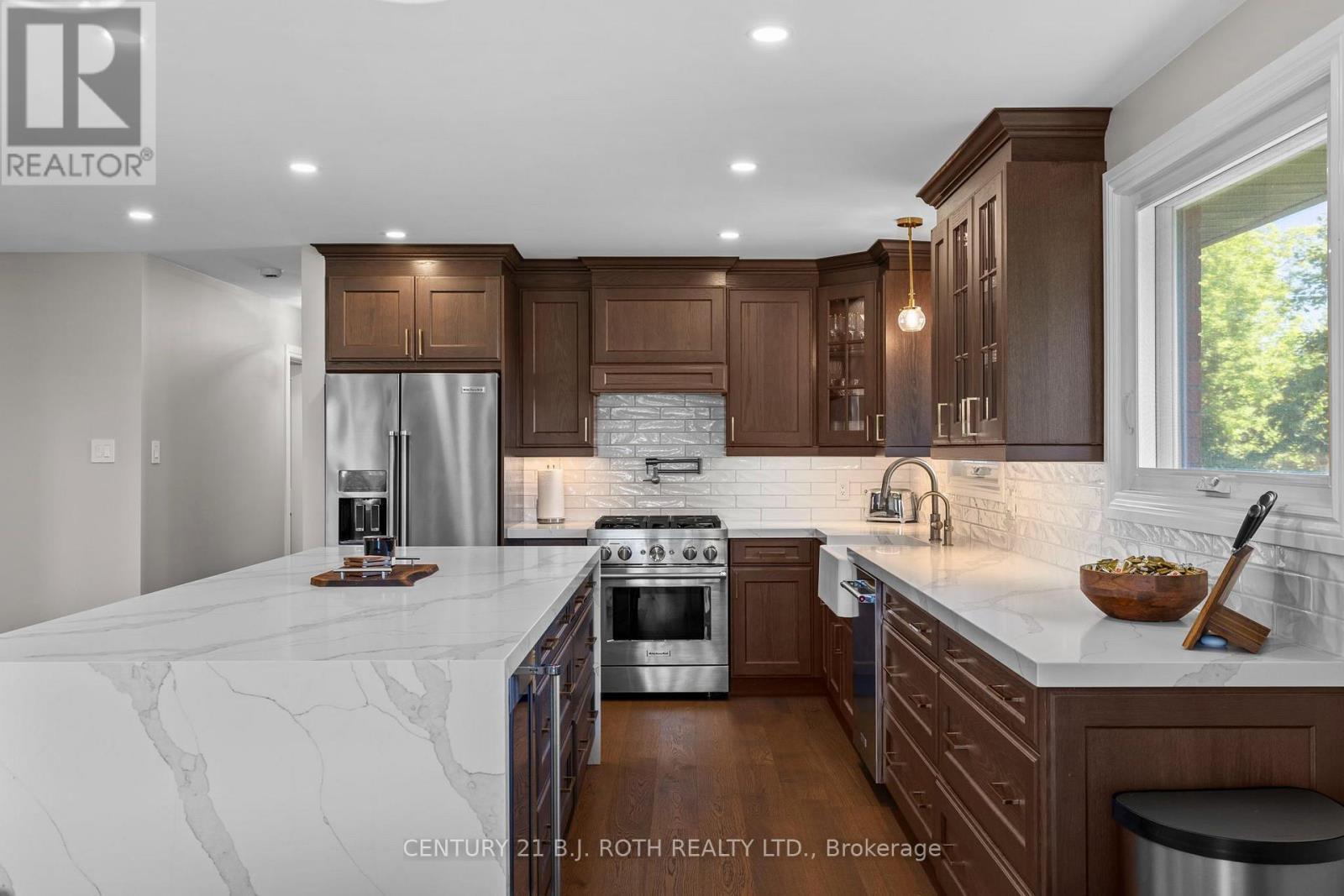 1908 10Th Line, Innisfil, ON - Indoor Photo Showing Kitchen With Upgraded Kitchen