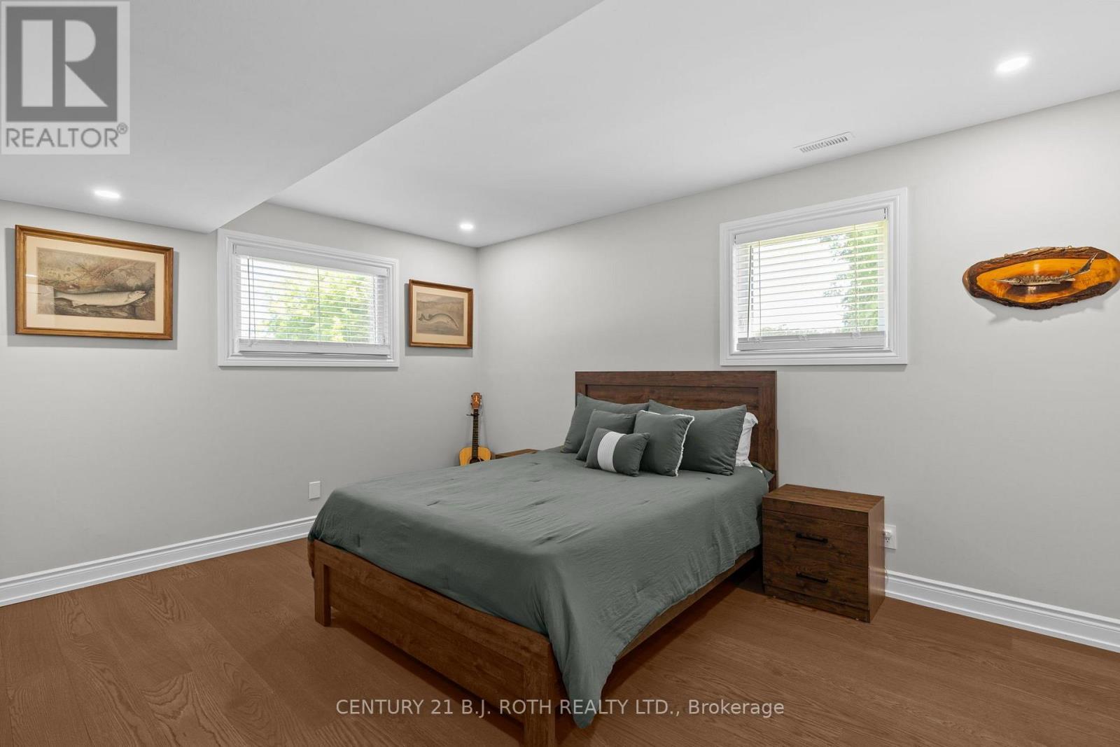 1908 10Th Line, Innisfil, ON - Indoor Photo Showing Bedroom