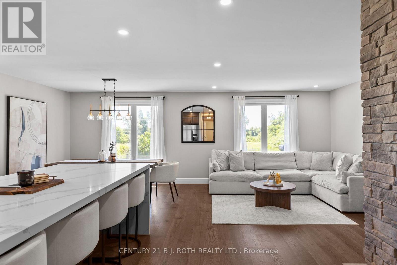1908 10Th Line, Innisfil, ON - Indoor Photo Showing Living Room