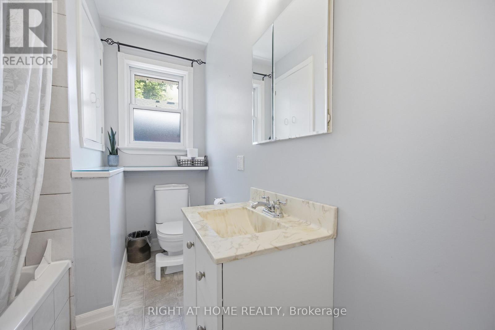 45 Faversham Crescent, Toronto, ON - Indoor Photo Showing Bathroom