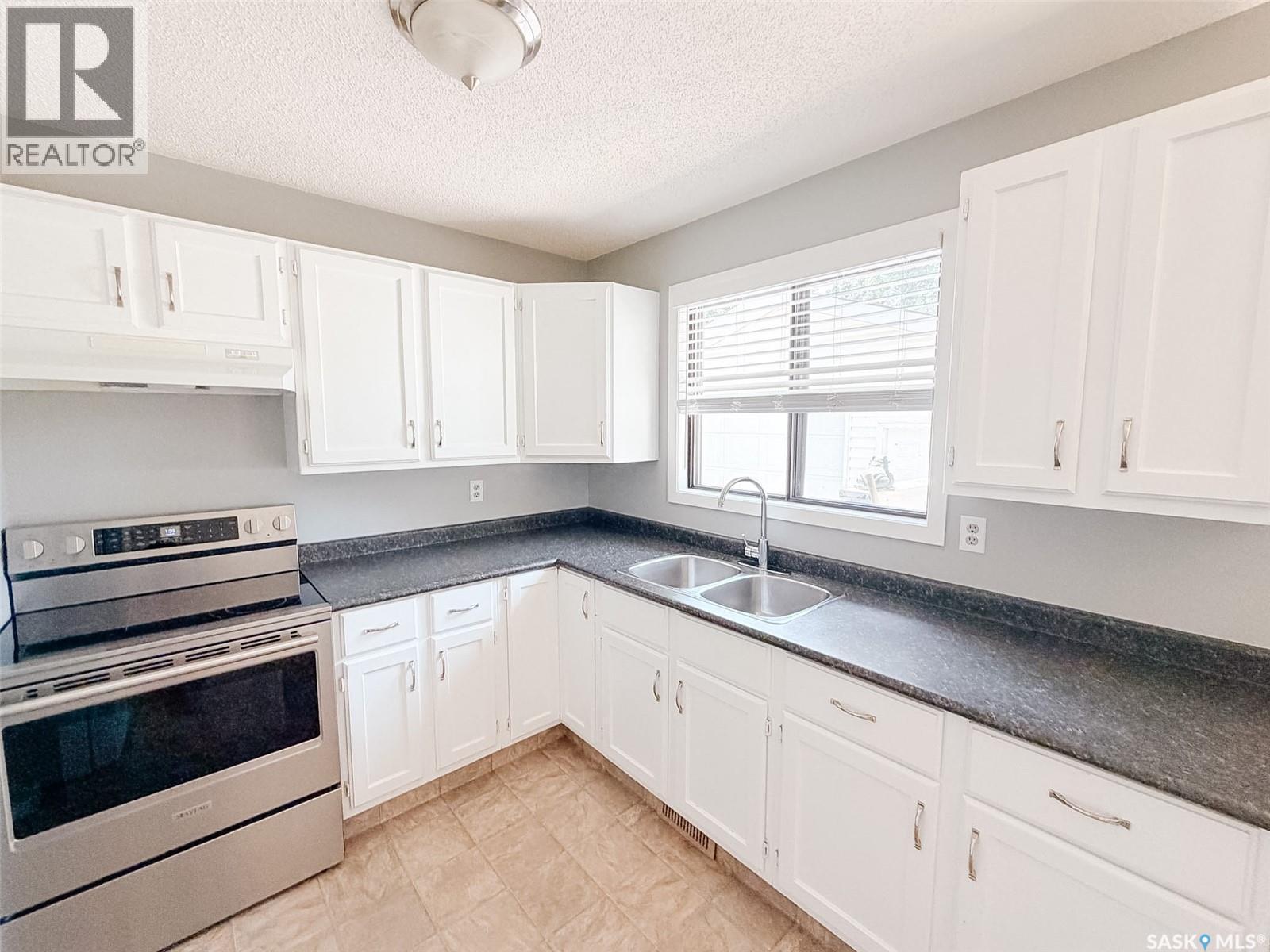 1026 Kingsmere Boulevard, Saskatoon, SK - Indoor Photo Showing Kitchen With Double Sink