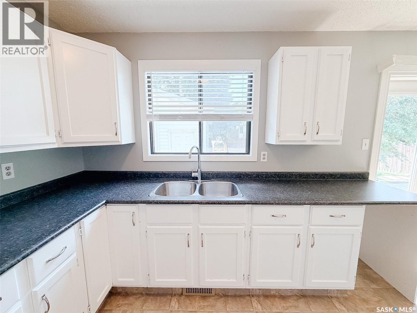 1026 Kingsmere Boulevard, Saskatoon, SK - Indoor Photo Showing Kitchen With Double Sink