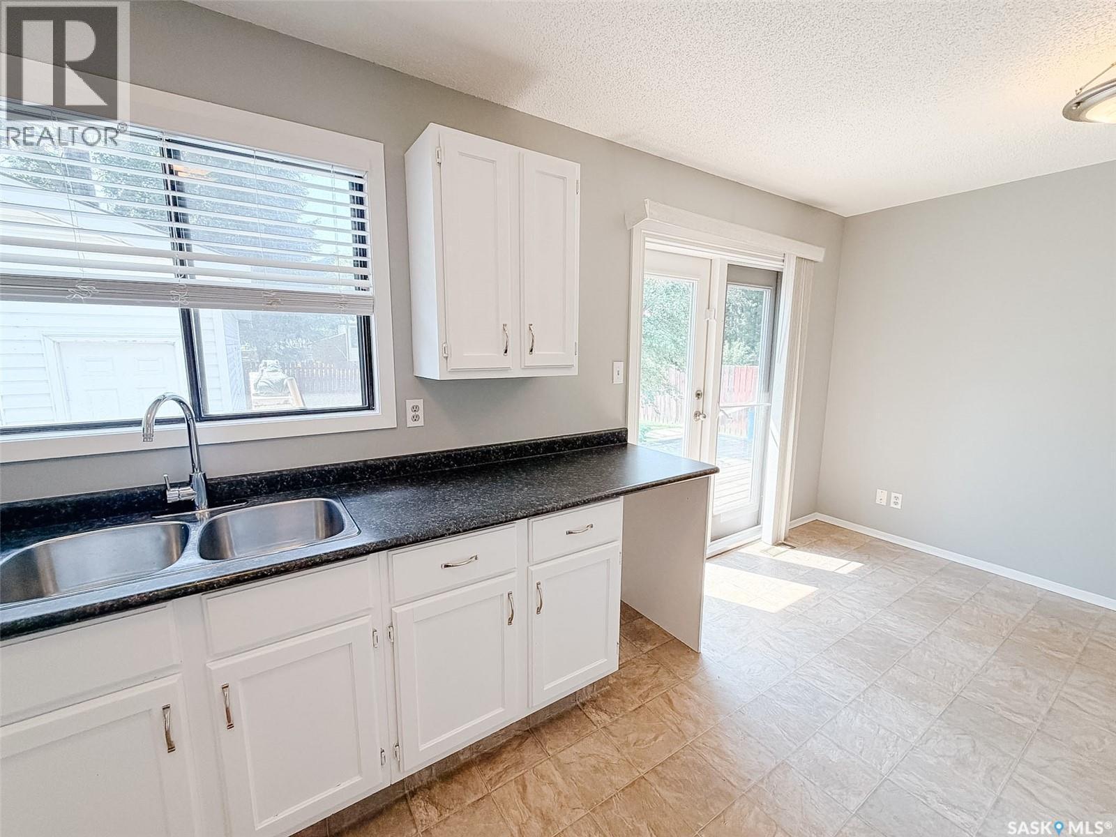 1026 Kingsmere Boulevard, Saskatoon, SK - Indoor Photo Showing Kitchen With Double Sink