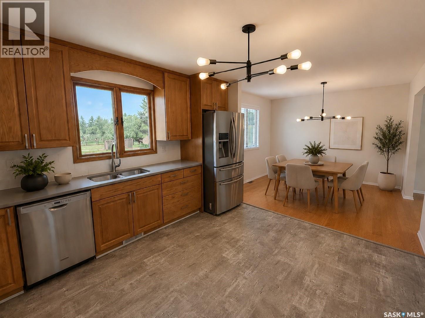86 Duncan Crescent, Saskatoon, SK - Indoor Photo Showing Kitchen With Double Sink