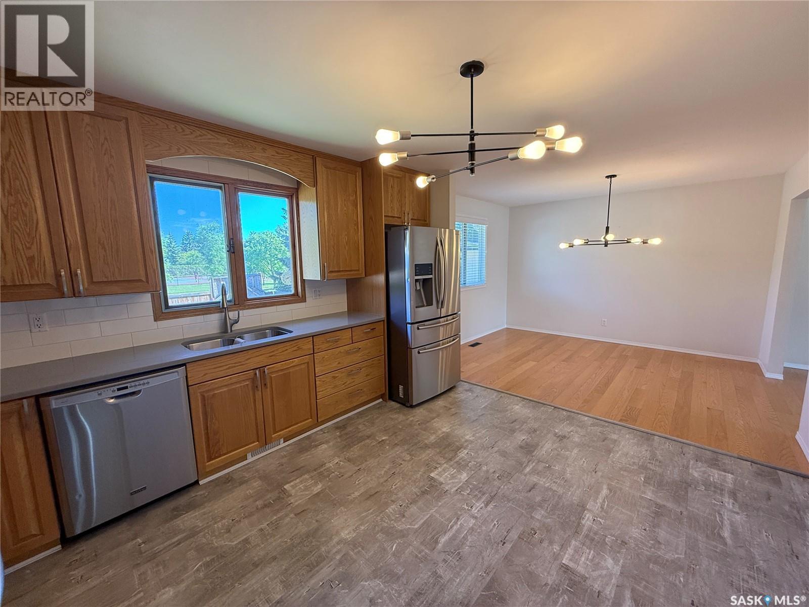 86 Duncan Crescent, Saskatoon, SK - Indoor Photo Showing Kitchen With Double Sink
