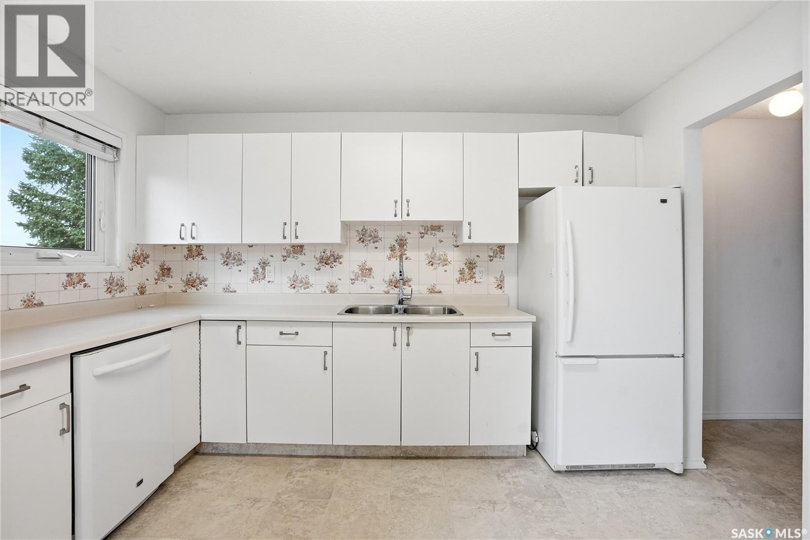 212 217A Cree Place, Saskatoon, SK - Indoor Photo Showing Kitchen With Double Sink