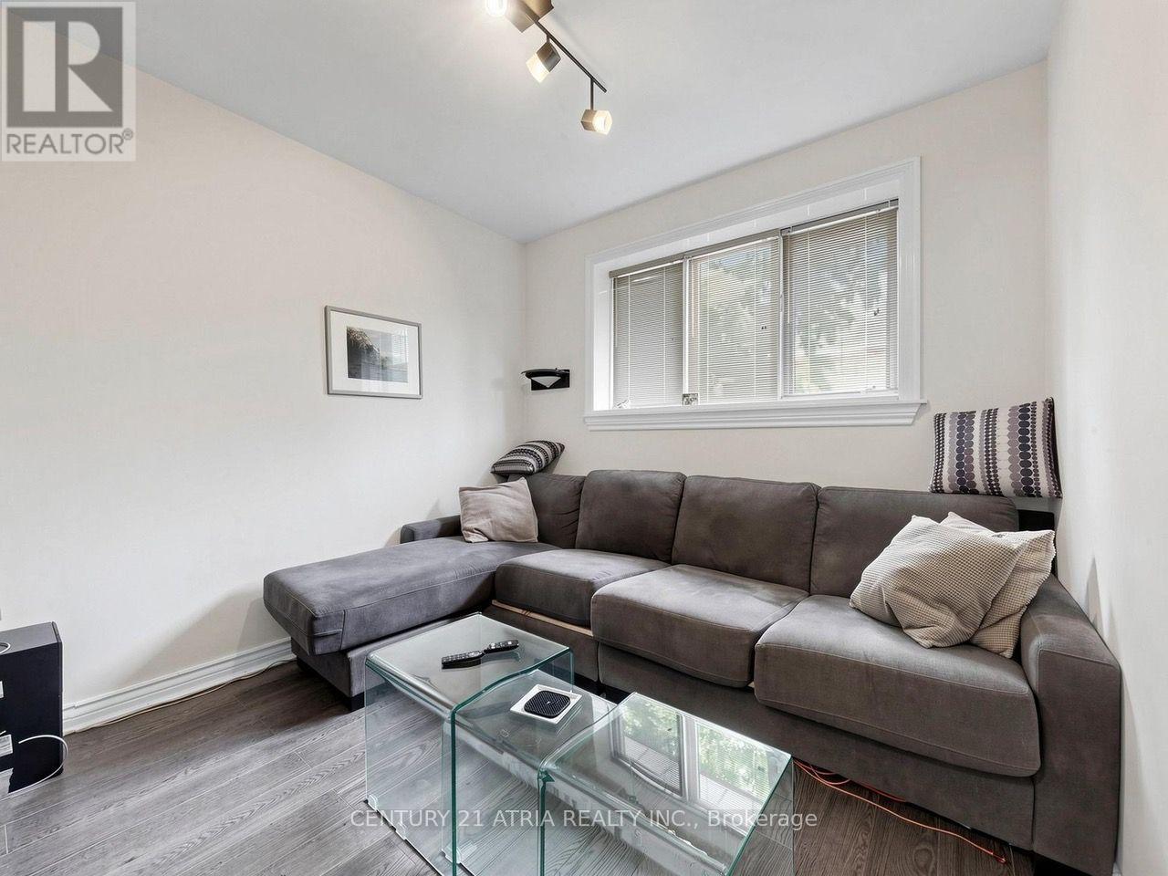 22 Jeffton Crescent, Toronto, ON - Indoor Photo Showing Living Room