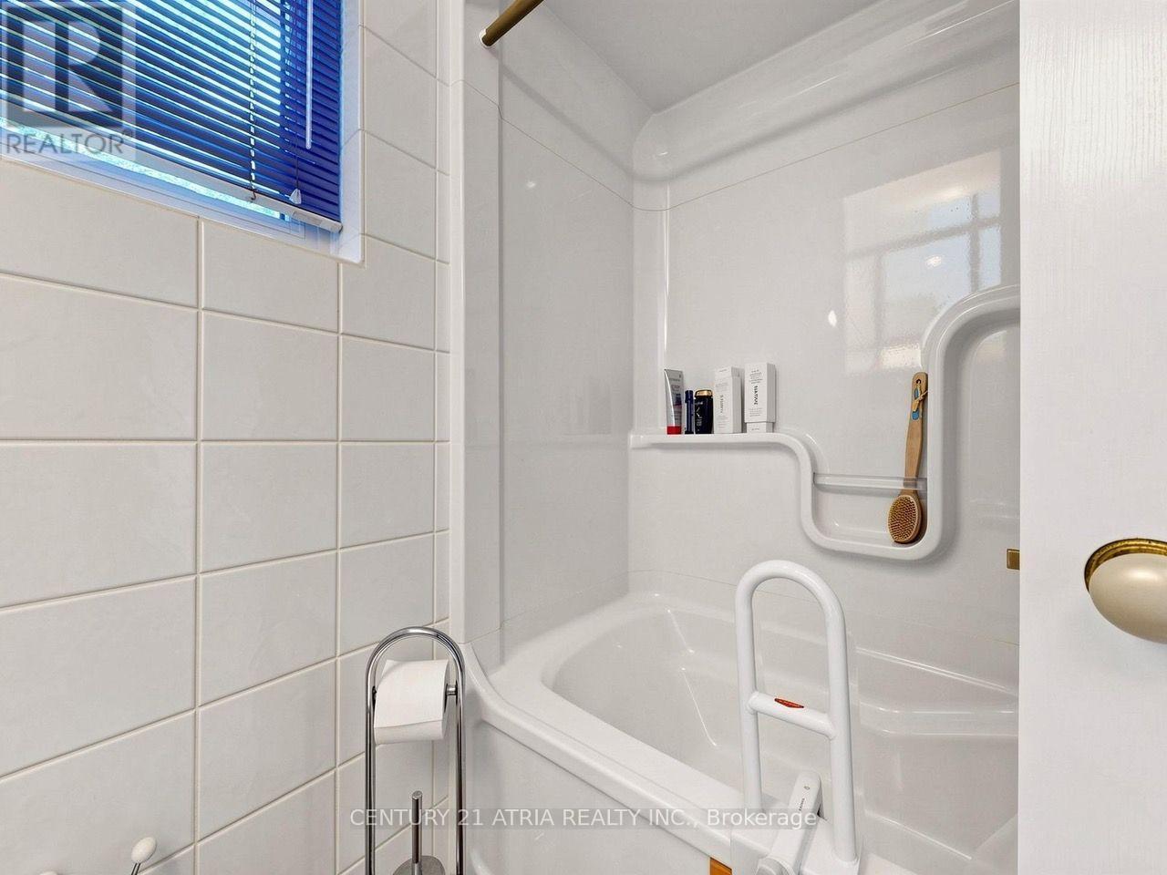 22 Jeffton Crescent, Toronto, ON - Indoor Photo Showing Bathroom
