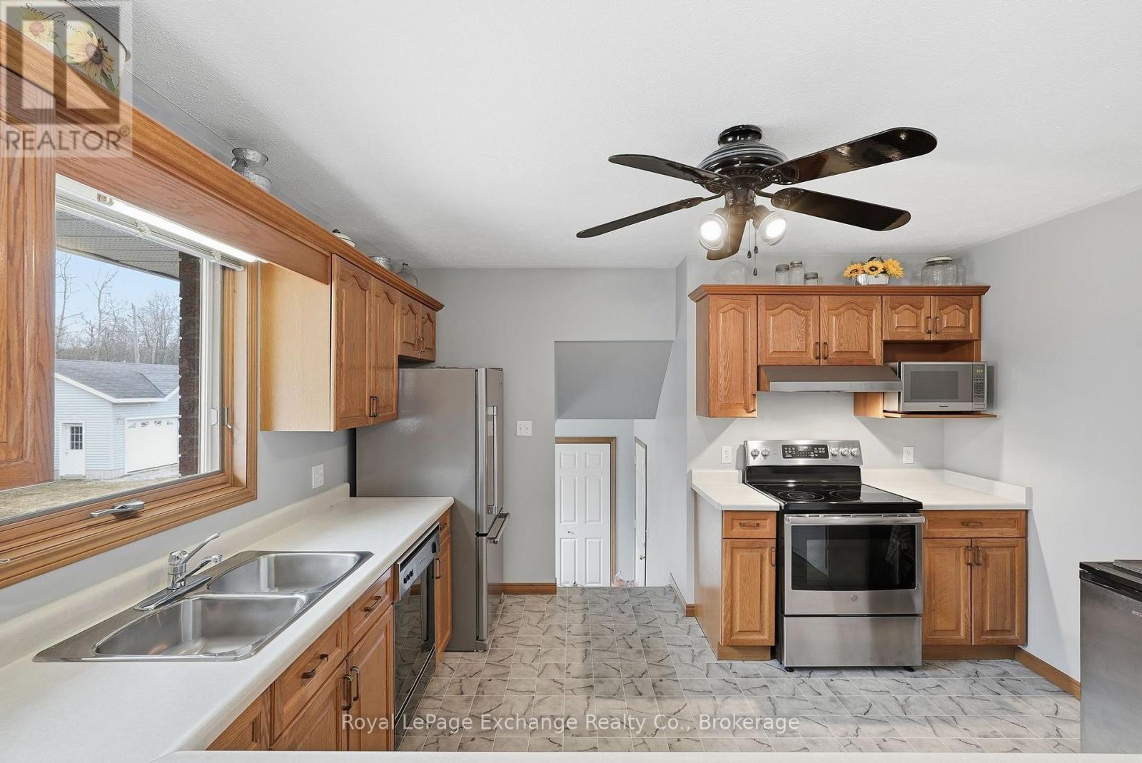 393460 2 Concession, West Grey, ON - Indoor Photo Showing Kitchen With Double Sink