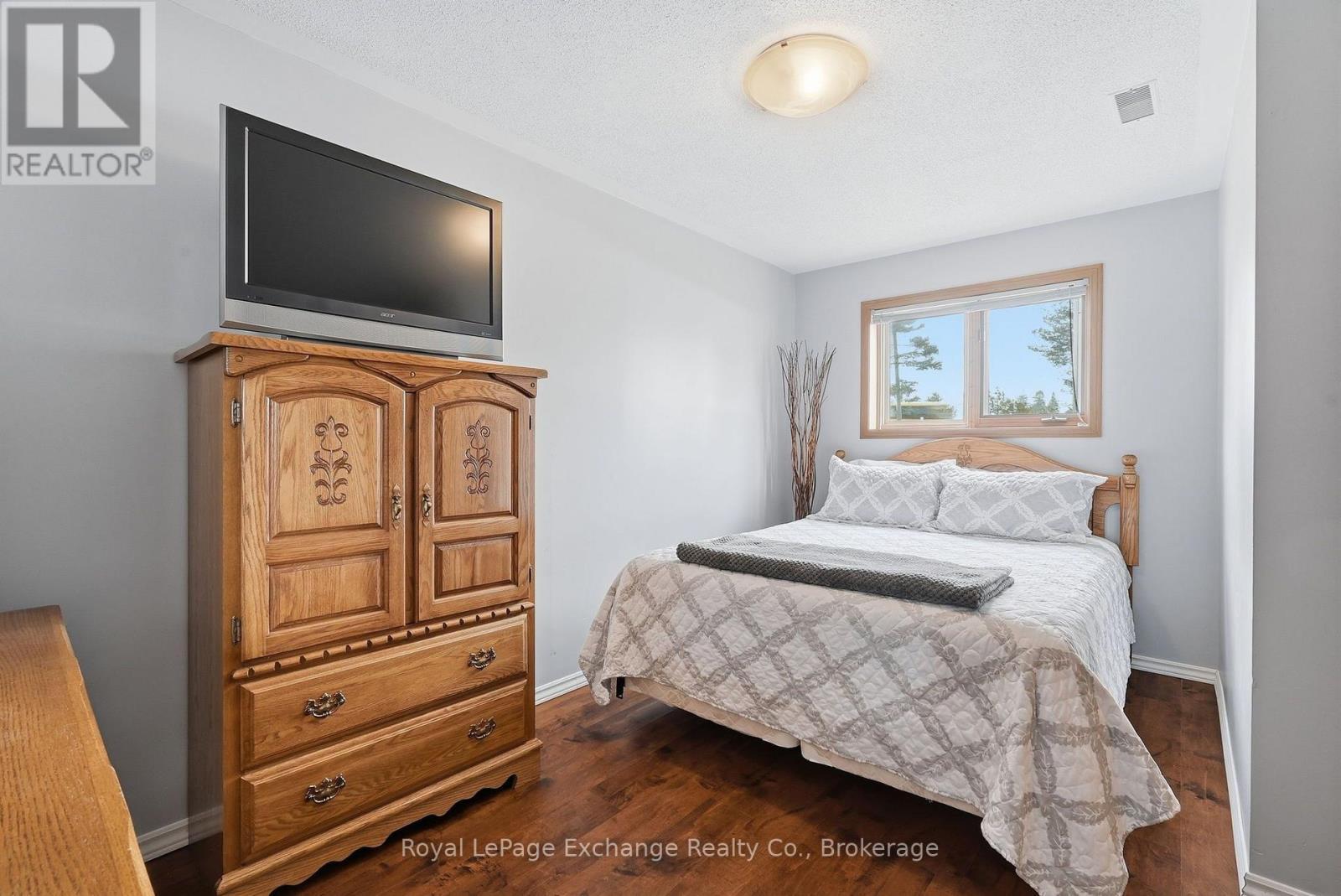 393460 2 Concession, West Grey, ON - Indoor Photo Showing Bedroom