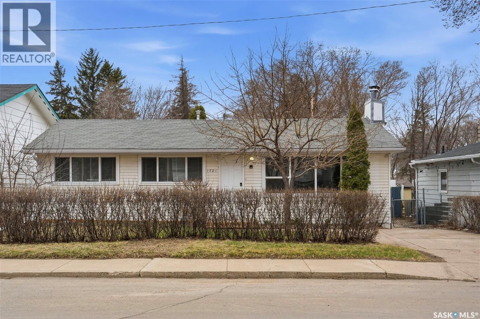 1721 E Avenue N, Saskatoon, SK - Outdoor