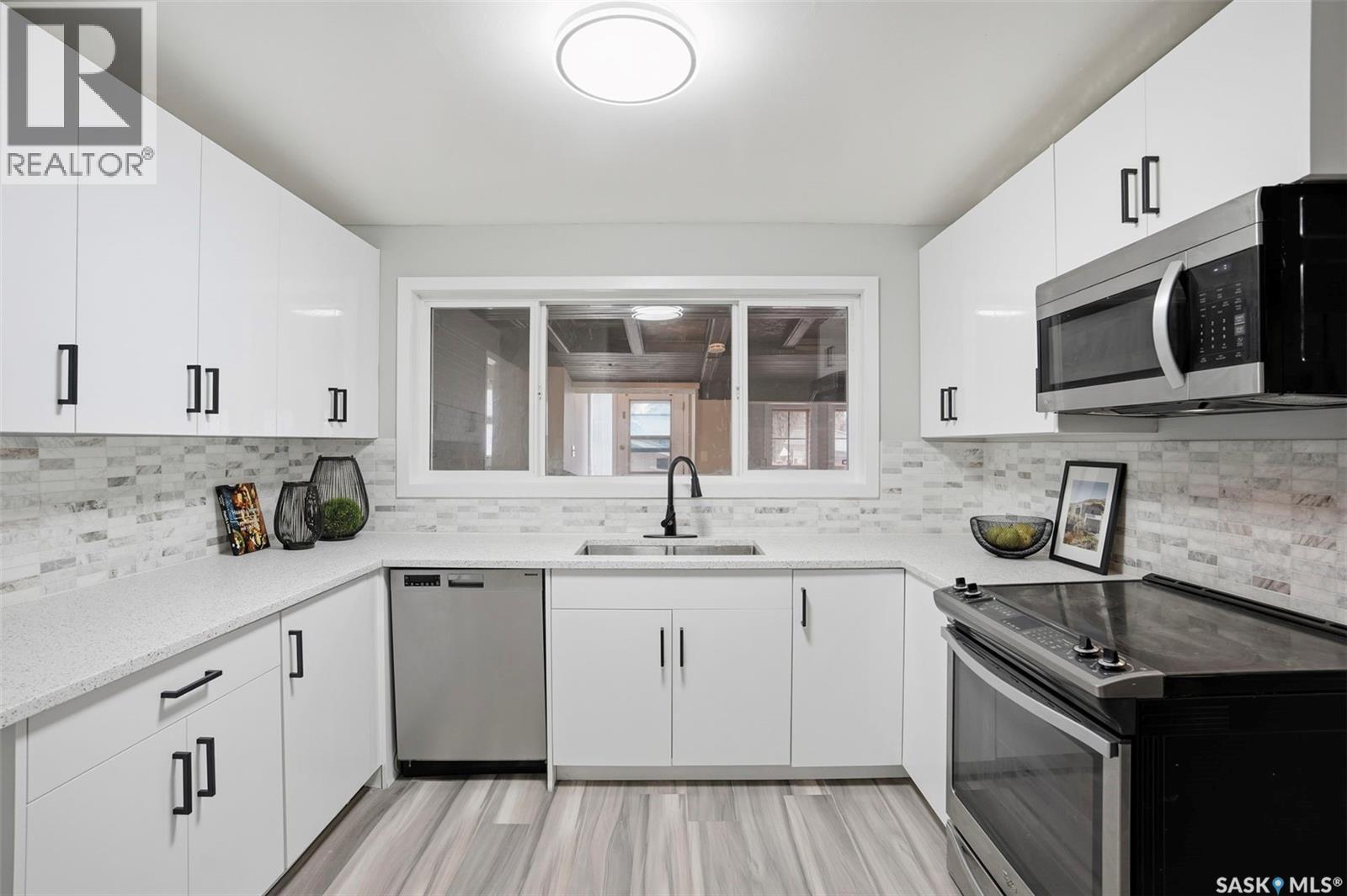 1721 E Avenue N, Saskatoon, SK - Indoor Photo Showing Kitchen