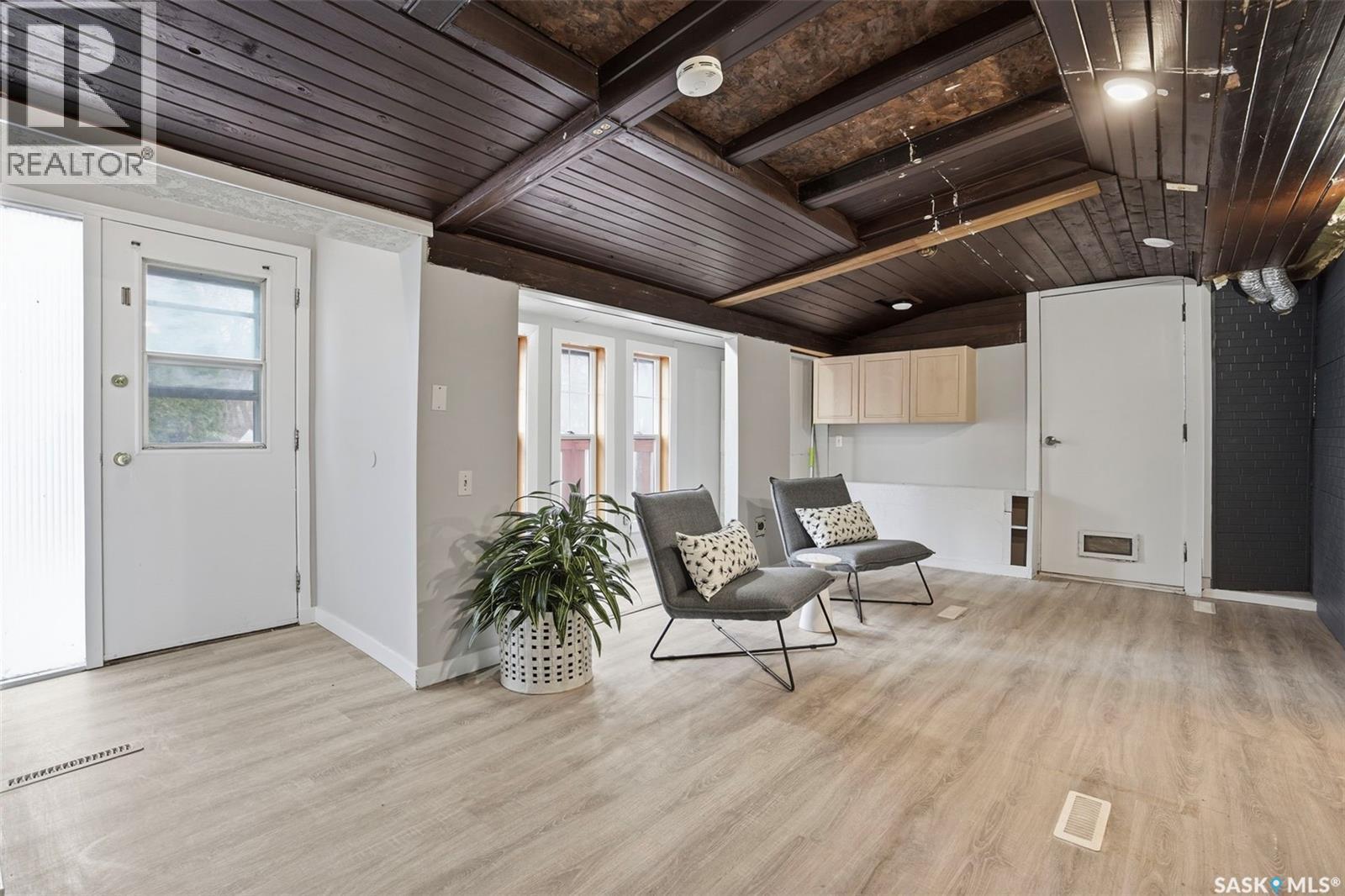 1721 E Avenue N, Saskatoon, SK - Indoor