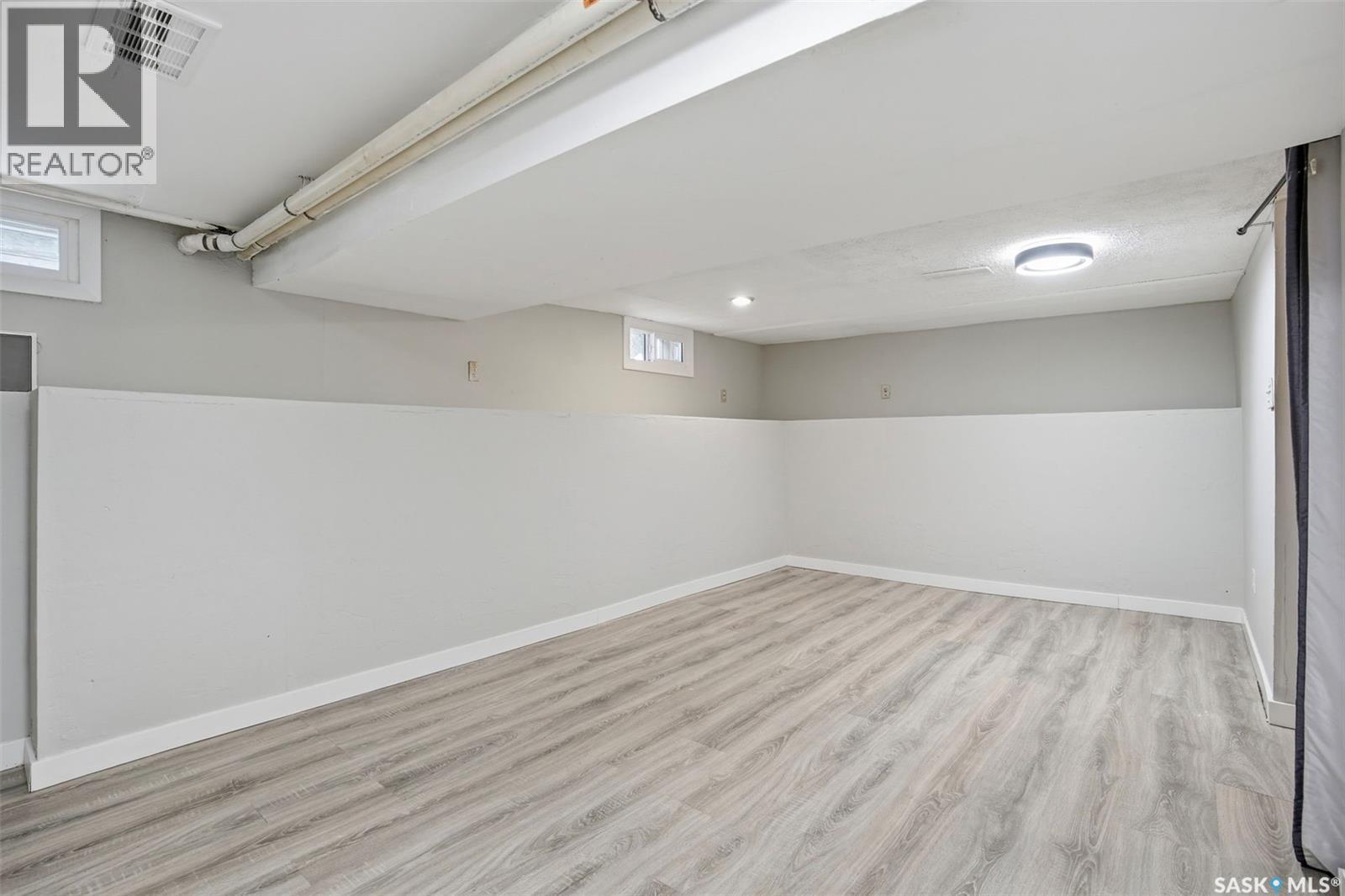 1721 E Avenue N, Saskatoon, SK - Indoor