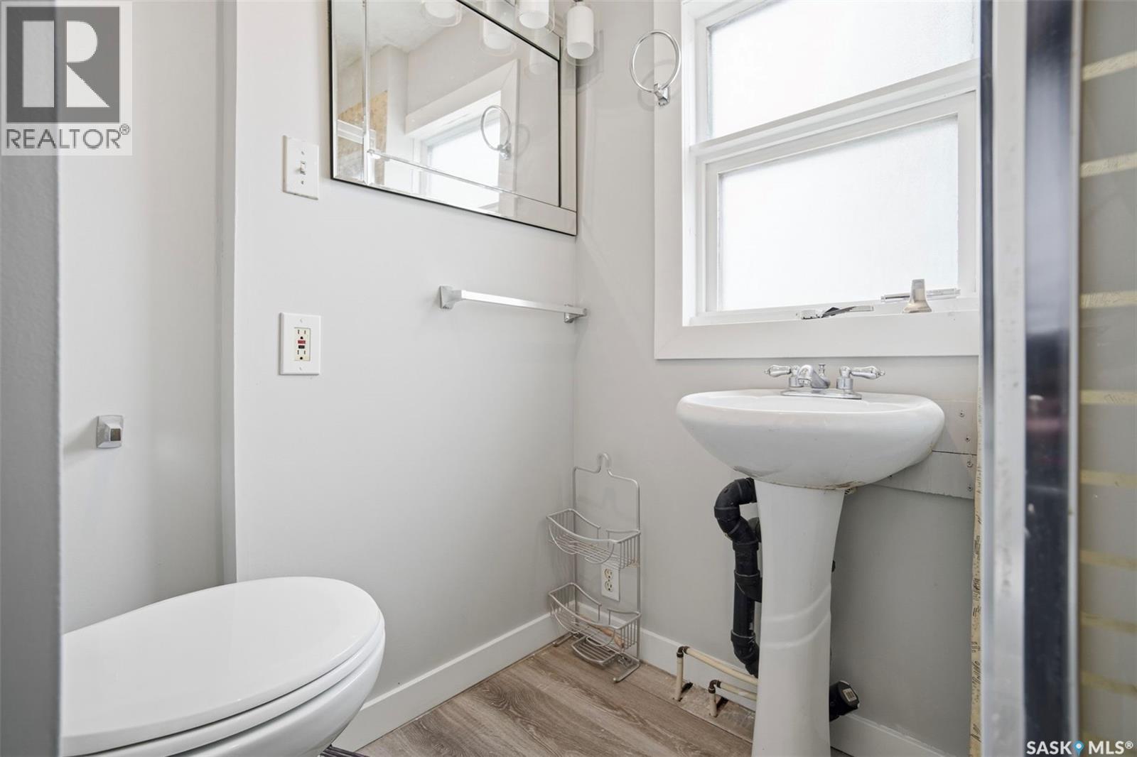 1721 E Avenue N, Saskatoon, SK - Indoor Photo Showing Bathroom