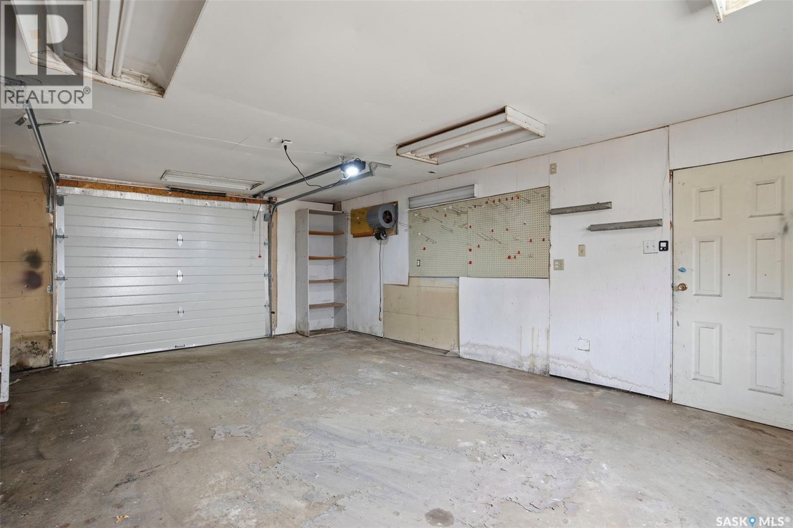 1721 E Avenue N, Saskatoon, SK - Indoor Photo Showing Garage