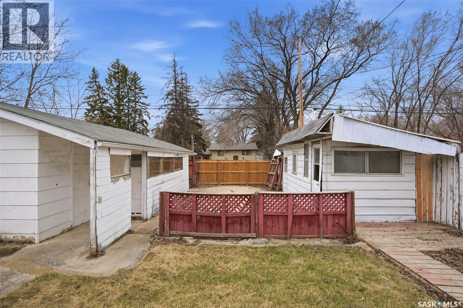 1721 E Avenue N, Saskatoon, SK - Outdoor