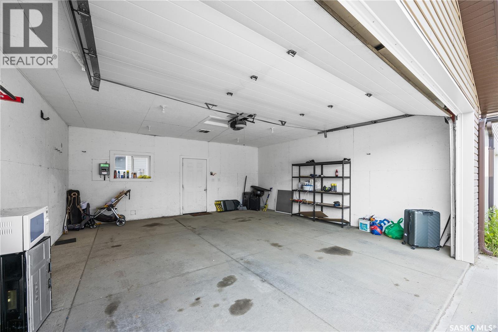 439 Coad Manor, Saskatoon, SK - Indoor Photo Showing Garage