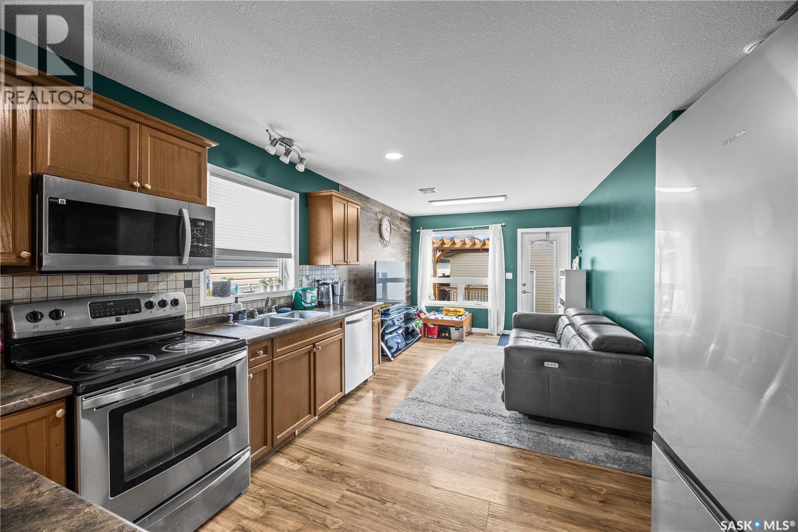 439 Coad Manor, Saskatoon, SK - Indoor Photo Showing Kitchen With Double Sink