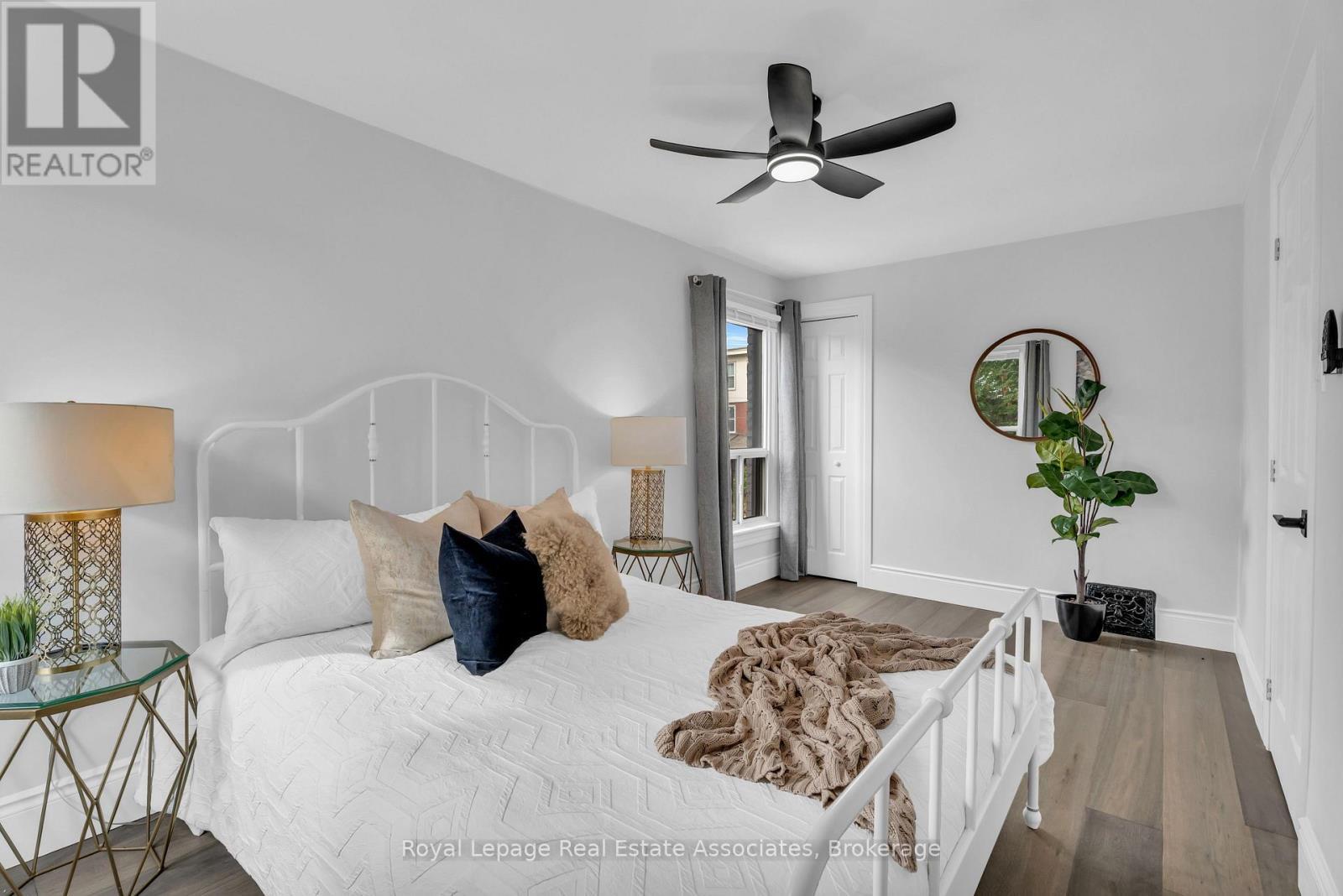 10 Gordon Street, Hamilton, ON - Indoor Photo Showing Bedroom