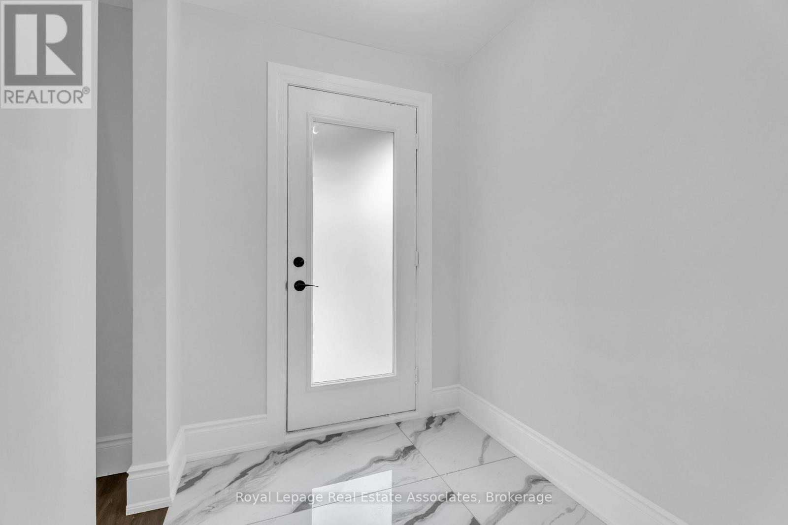 10 Gordon Street, Hamilton, ON - Indoor Photo Showing Other Room
