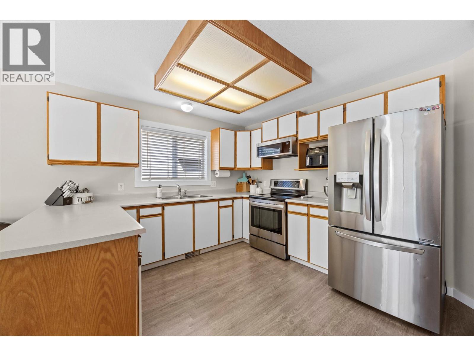 377 Sumac Road E, Kelowna, BC - Indoor Photo Showing Kitchen With Double Sink