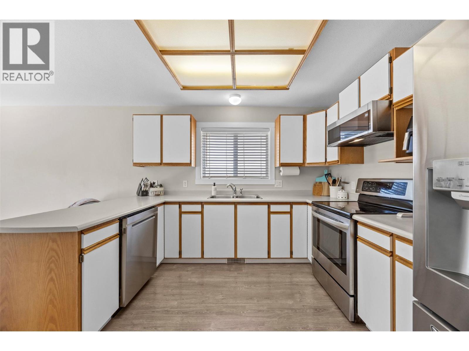 377 Sumac Road E, Kelowna, BC - Indoor Photo Showing Kitchen With Double Sink