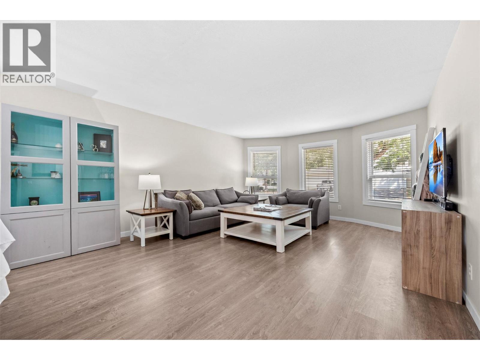 377 Sumac Road E, Kelowna, BC - Indoor Photo Showing Living Room