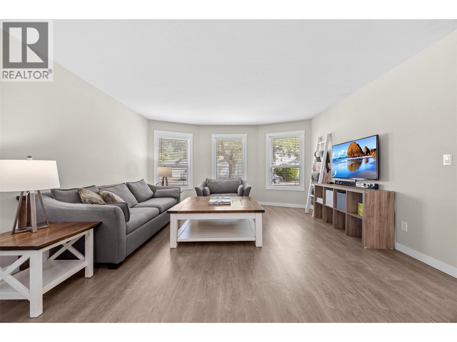 377 Sumac Road E, Kelowna, BC - Indoor Photo Showing Living Room