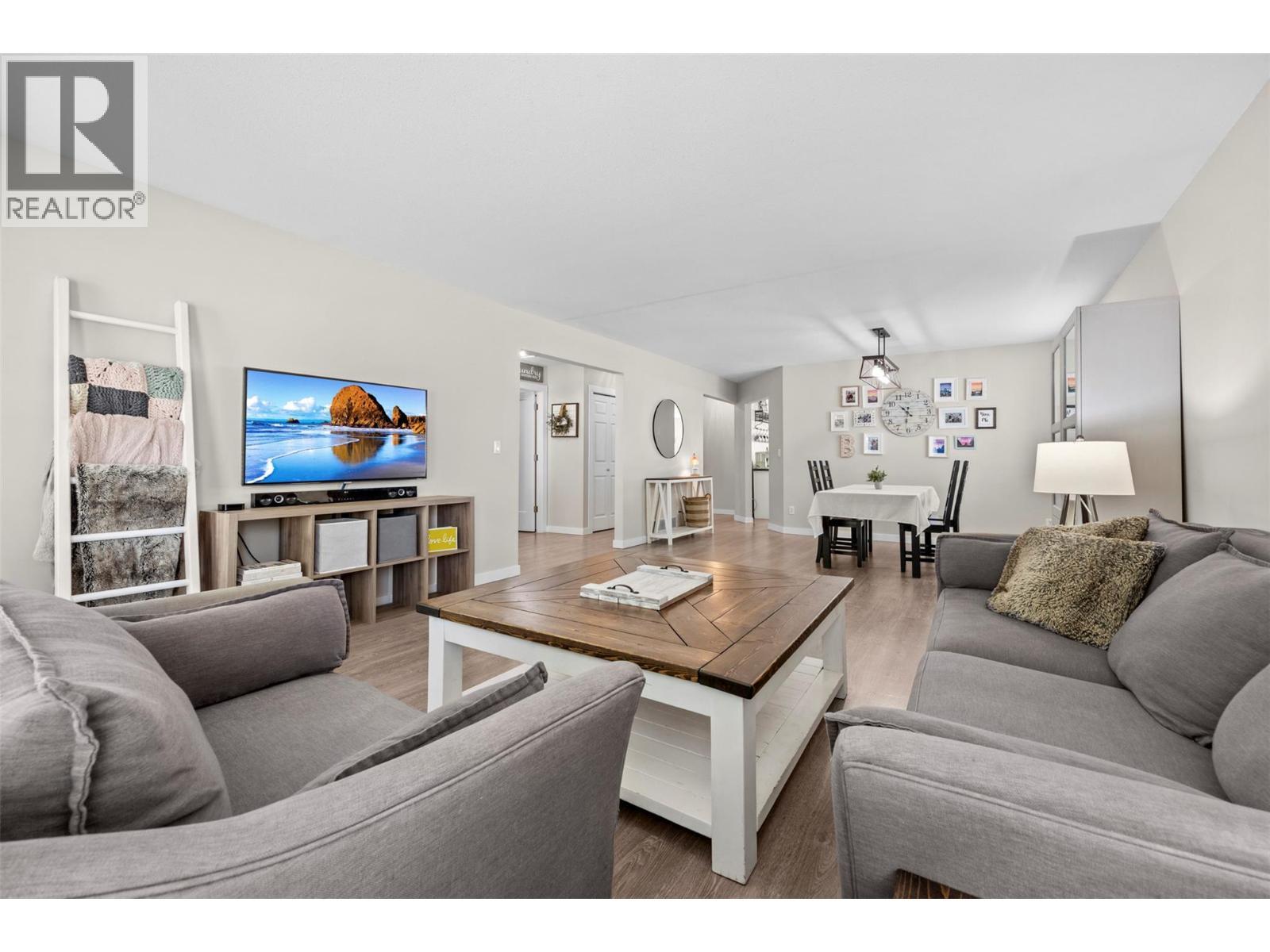 377 Sumac Road E, Kelowna, BC - Indoor Photo Showing Living Room