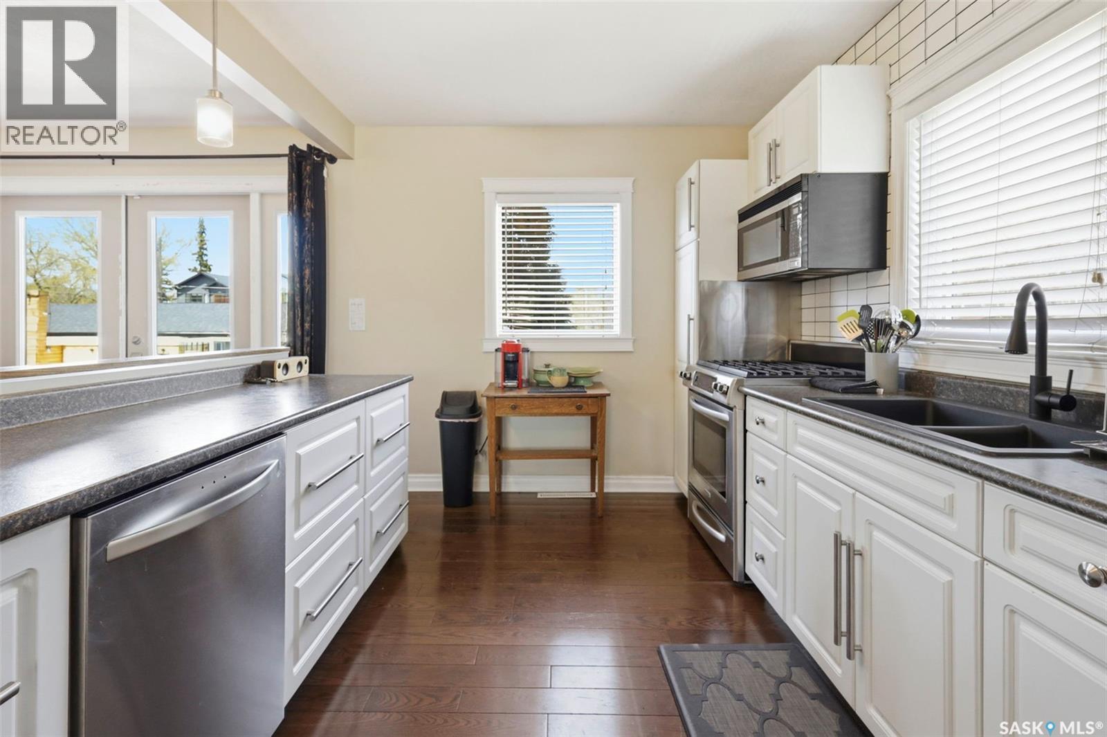 816 Empress Street, Saskatoon, SK - Indoor Photo Showing Kitchen With Double Sink With Upgraded Kitchen