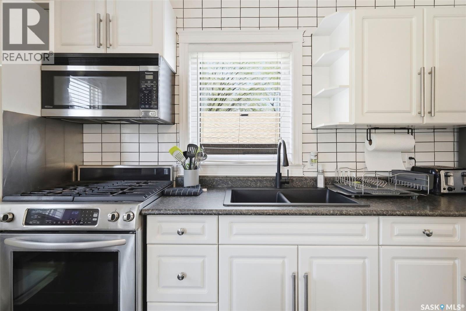 816 Empress Street, Saskatoon, SK - Indoor Photo Showing Kitchen With Double Sink