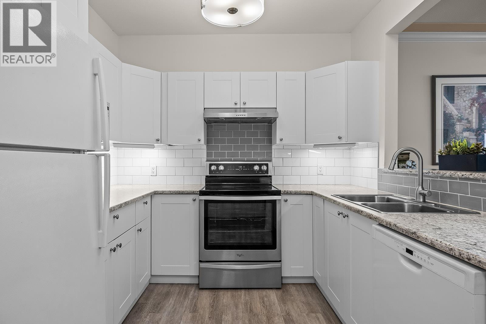 877 Klo Road Unit# 112, Kelowna, BC - Indoor Photo Showing Kitchen With Double Sink With Upgraded Kitchen